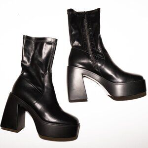 AZALEA WANG DANIELLE CHUNKY BOOTIE WITH 4 WAY STRETCH IN BLACK STRETCH